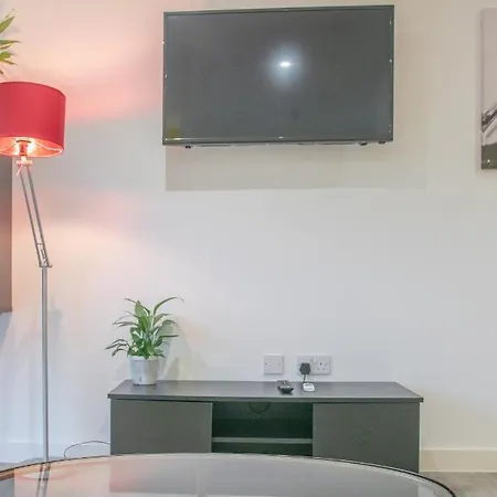 Modern Centre - Netflix, Wifi, Digital Tv