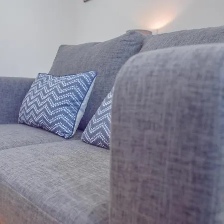 Modern Centre - Netflix, Wifi, Digital Tv *